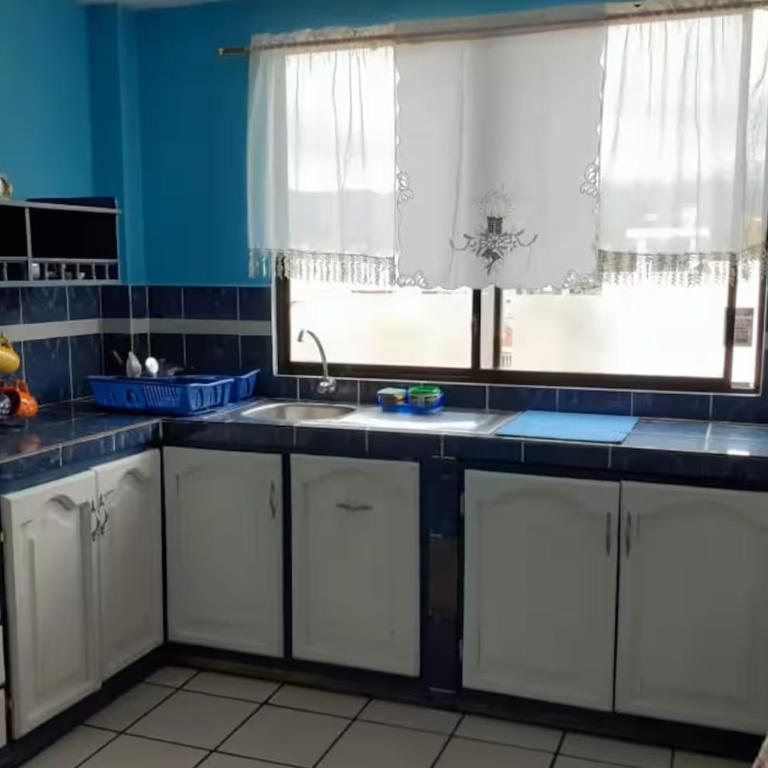 Amplio y cómodo departamento. - Three-Bedroom Apartment - 11