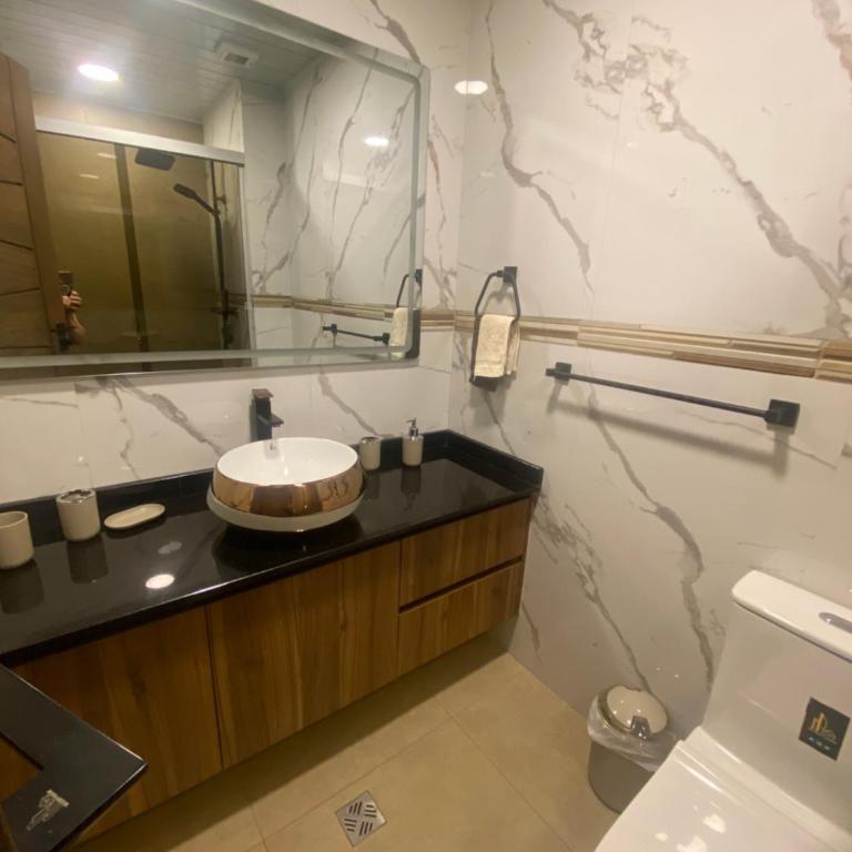 Apartamento céntrico y lujoso - Apartamento Premium de 3 dormitorios con balcón - 16