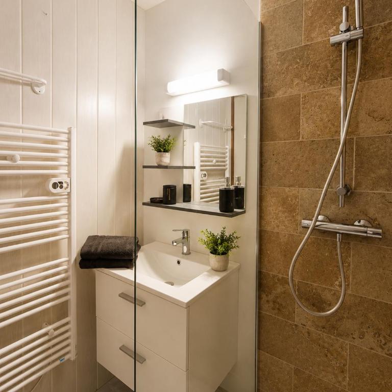 Le nid des Bains - Climatisé - Piscine partagée - Appartement 1 Chambre avec Balcon et Vue sur les Montagnes - 11