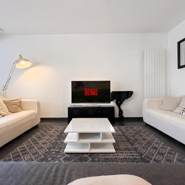 Hincmar Cathedral Quiet Bright Stylish - Appartamento con 2 Camere da Letto - 2