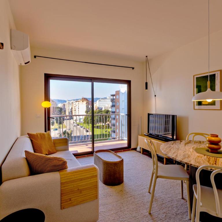 Apartamento con estilo a pocos minutos de la playa - Three-Bedroom Apartment - 1