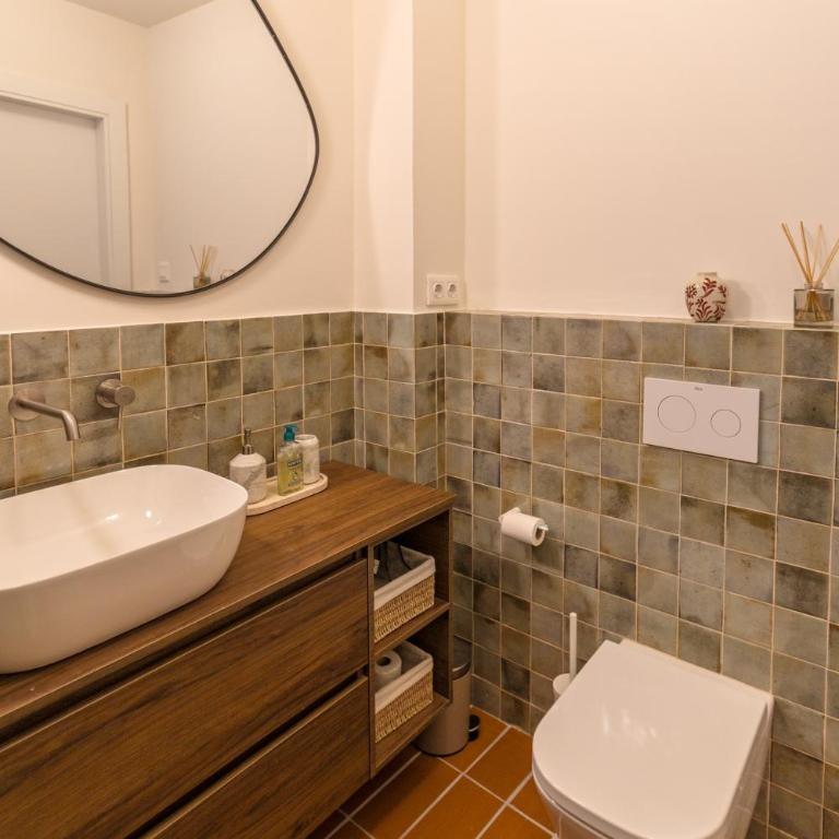 Apartamento con estilo a pocos minutos de la playa - Three-Bedroom Apartment - 16