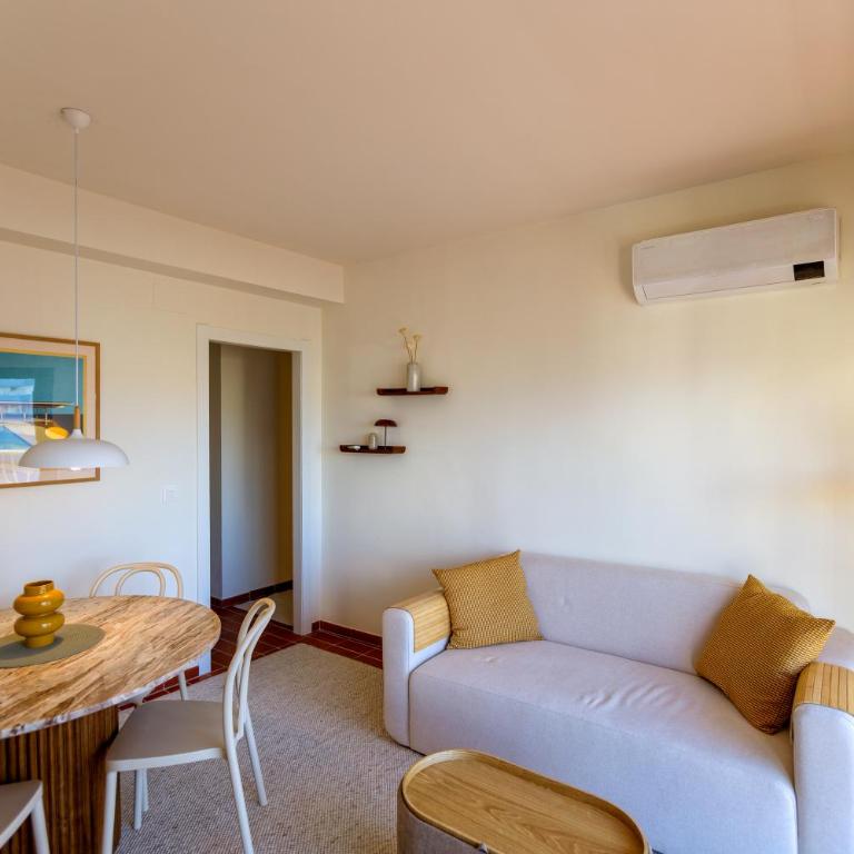Apartamento con estilo a pocos minutos de la playa - Three-Bedroom Apartment - 31