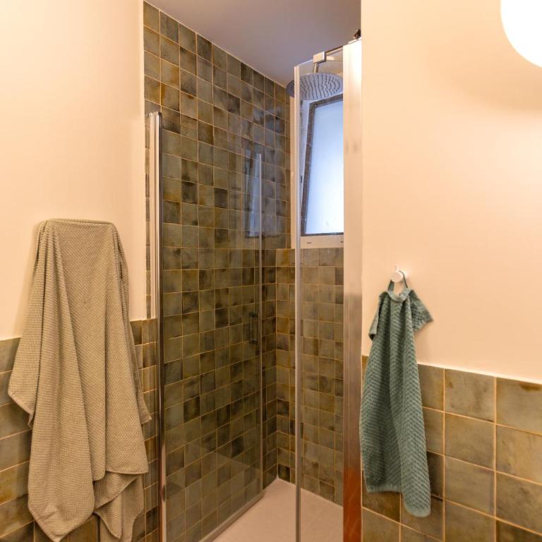 Apartamento con estilo a pocos minutos de la playa - Three-Bedroom Apartment - 35