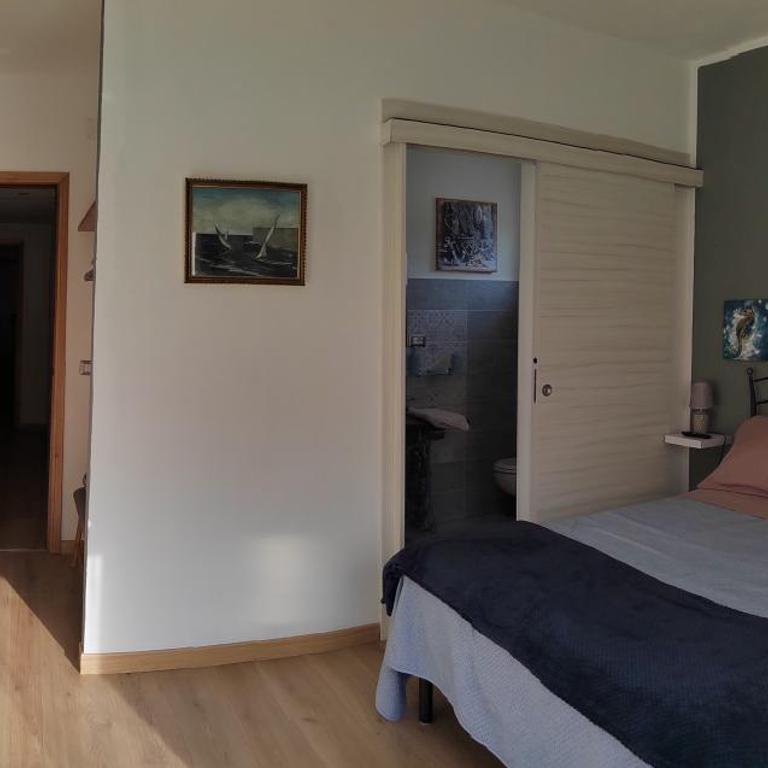 B&B Relax Gonone - Camera Matrimoniale Deluxe con Doccia - 9