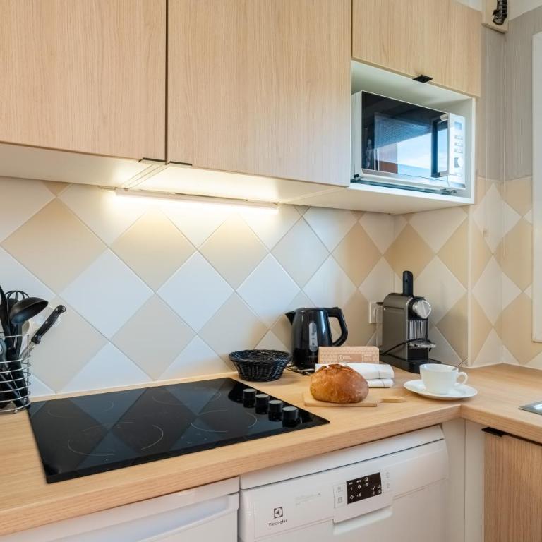 Résidence Pierre & Vacances Les Rives de Cannes Mandelieu - Appartement 1 Chambre Supérieur avec Terrasse ou Balcon (5 Personnes) - Vue sur Rivière - 2