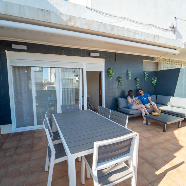 Ático luminoso con terraza enorme y AC a 2 min de la playa - Two-Bedroom Apartment - 1