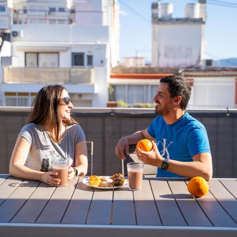 Ático luminoso con terraza enorme y AC a 2 min de la playa - Two-Bedroom Apartment - 4