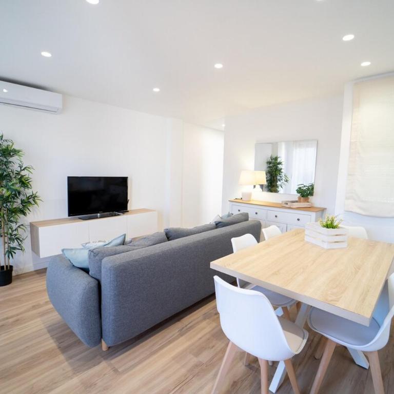 Ático luminoso con terraza enorme y AC a 2 min de la playa - Two-Bedroom Apartment - 5