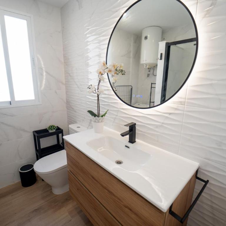 Ático luminoso con terraza enorme y AC a 2 min de la playa - Two-Bedroom Apartment - 19