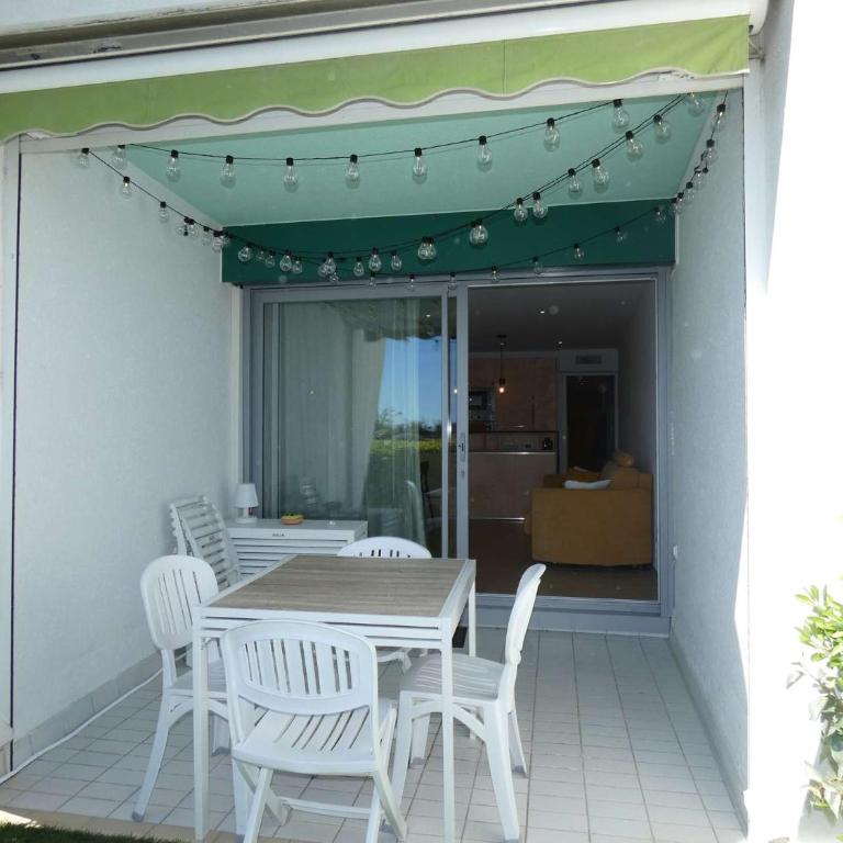 VITTORIA IMMOBILIER - REZ DE JARDIN BORD DE MER Couchant - Two-Bedroom Apartment with Terrace - 6