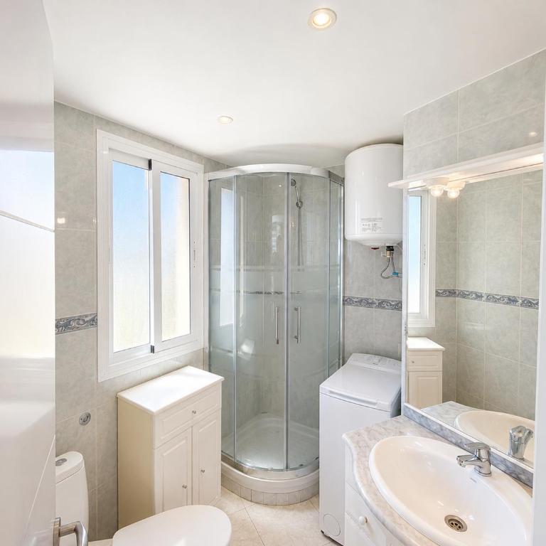 Estudio Luminoso con Vistas al Mar y Piscina - Estudio con 1 cama grande - 7
