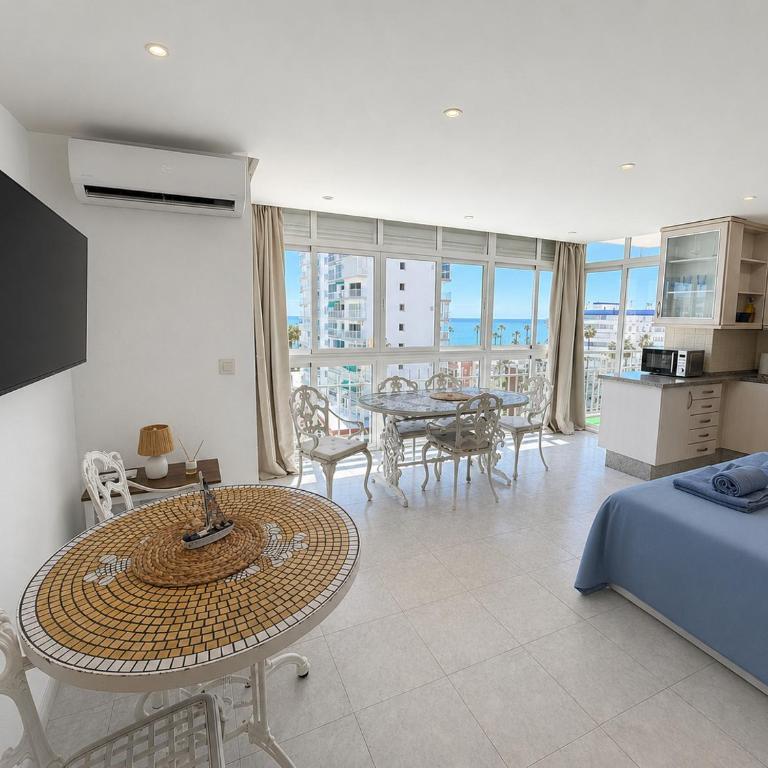 Estudio Luminoso con Vistas al Mar y Piscina - Estudio con 1 cama grande - 1