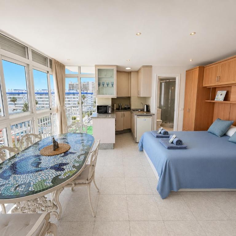 Estudio Luminoso con Vistas al Mar y Piscina - Estudio con 1 cama grande - 5