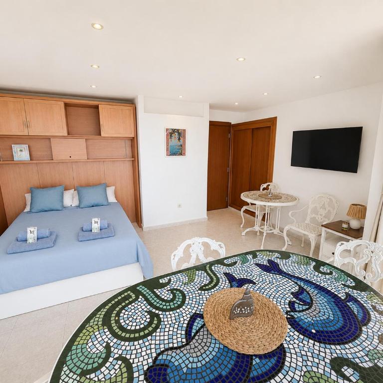 Estudio Luminoso con Vistas al Mar y Piscina - Estudio con 1 cama grande - 2