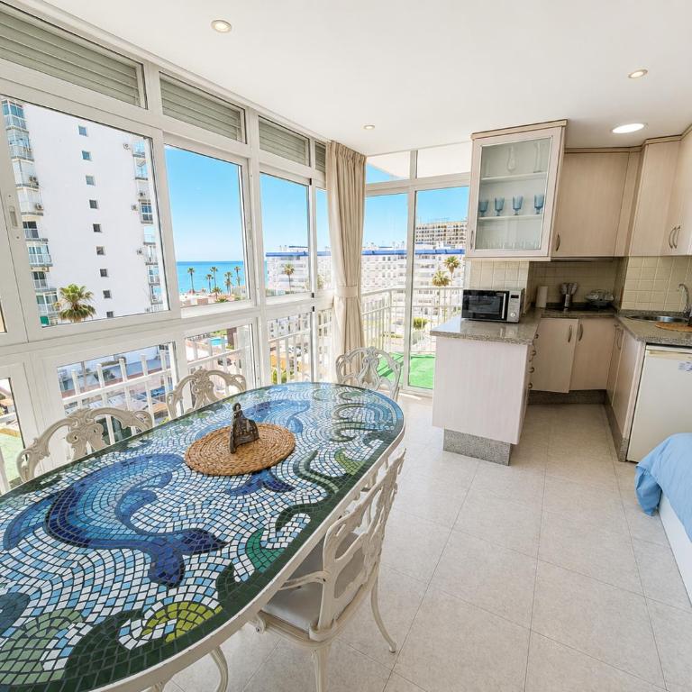 Estudio Luminoso con Vistas al Mar y Piscina - Estudio con 1 cama grande - 3