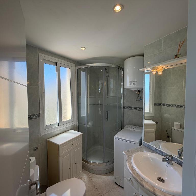 Estudio Luminoso con Vistas al Mar y Piscina - Estudio con 1 cama grande - 30