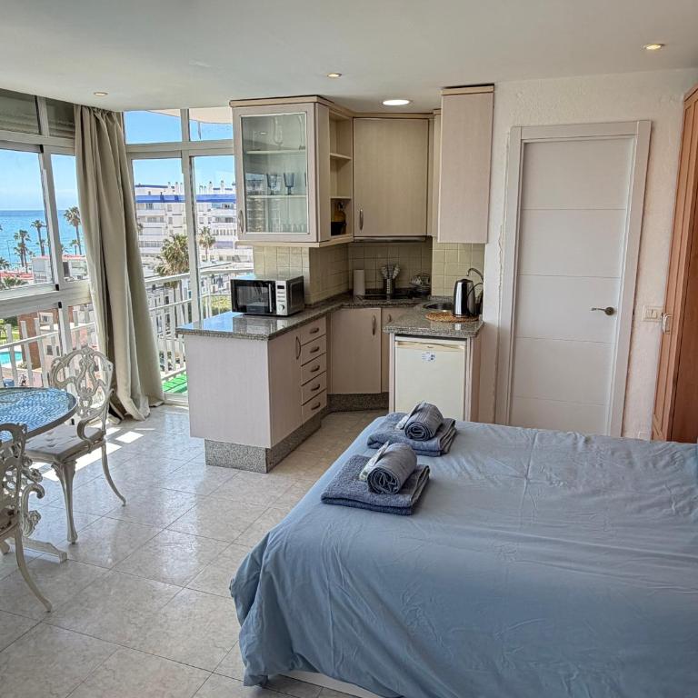 Estudio Luminoso con Vistas al Mar y Piscina - Estudio con 1 cama grande - 14