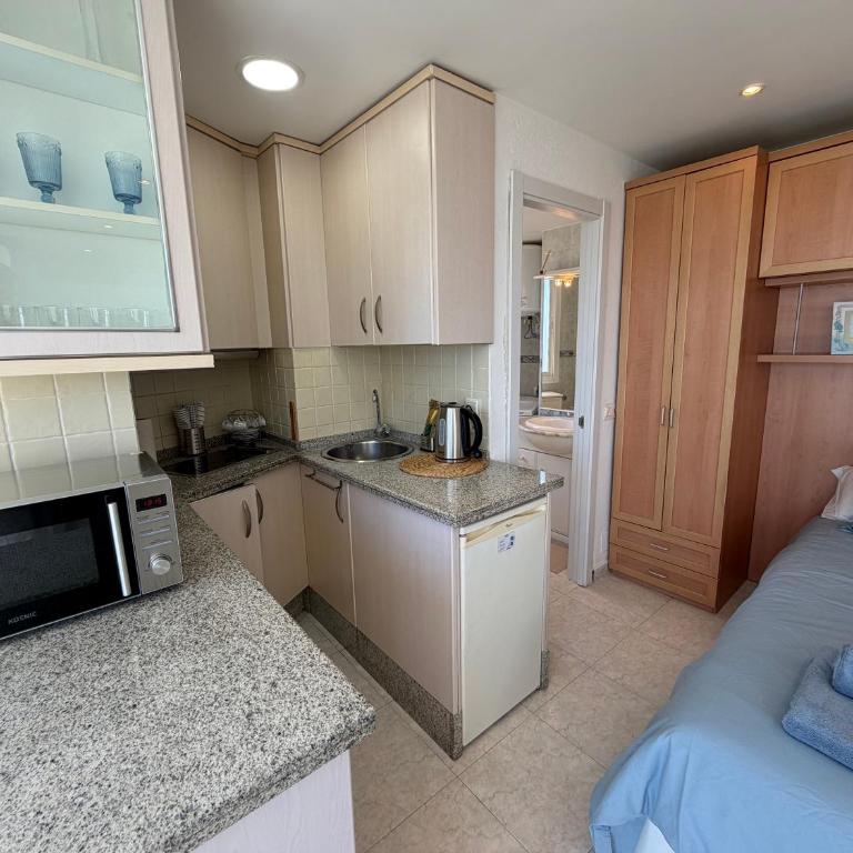Estudio Luminoso con Vistas al Mar y Piscina - Estudio con 1 cama grande - 17