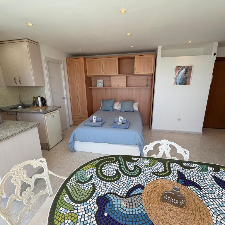 Estudio Luminoso con Vistas al Mar y Piscina - Estudio con 1 cama grande - 25