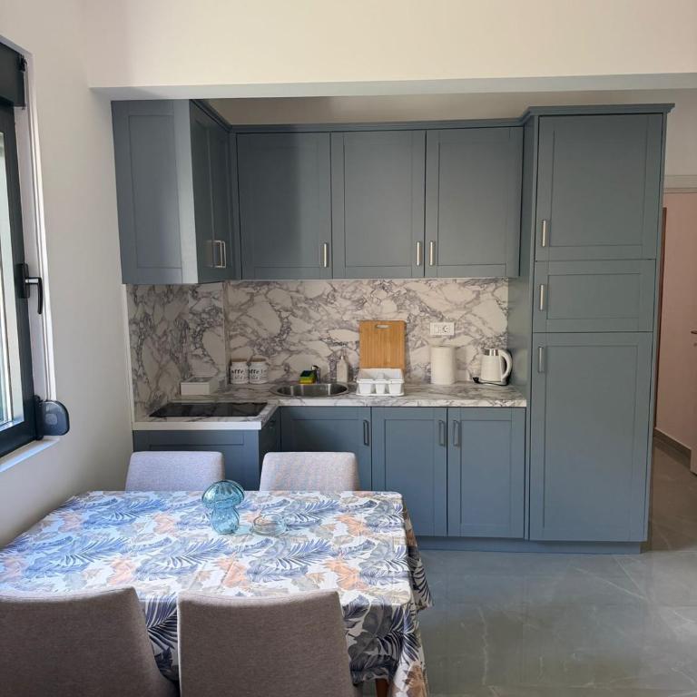 Monte Bay Apartments - One-Bedroom Apartment with Balcony and Mountain View - 3