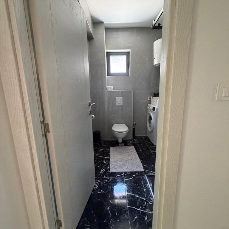 Monte Bay Apartments - One-Bedroom Apartment with Balcony and Mountain View - 5