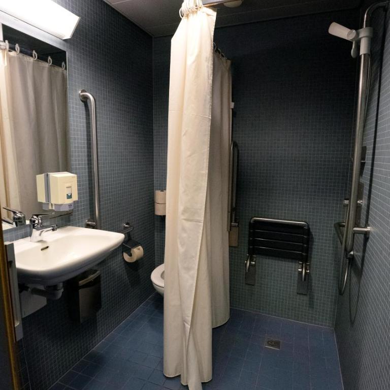 Locarno Youth Hostel - Double Room with Shower - 4