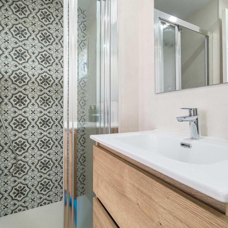 Modern Duplex - 10 Min Walk to City Center - Apartamento - 3