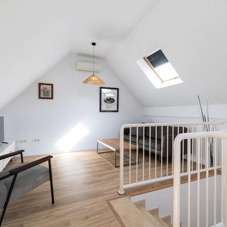 Modern Duplex - 10 Min Walk to City Center - Apartamento - 11