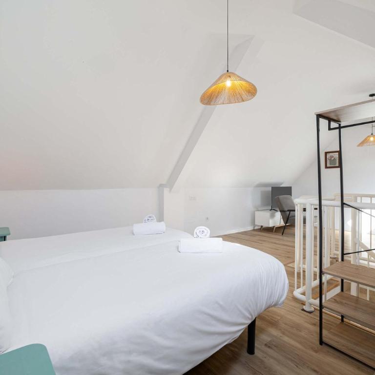 Modern Duplex - 10 Min Walk to City Center - Apartamento - 12