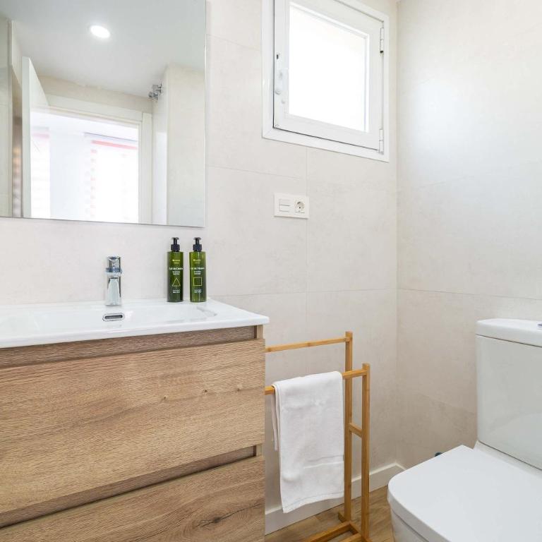 Modern Duplex - 10 Min Walk to City Center - Apartamento - 14