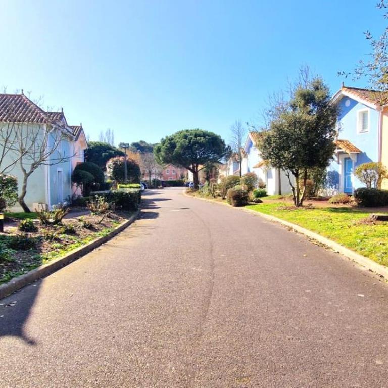 "ENTRE GREENS ET VAGUES" Maison de vacances, cœur d'un golf, résidence privée, accès piscines gratuit - Maison de Vacances - 17