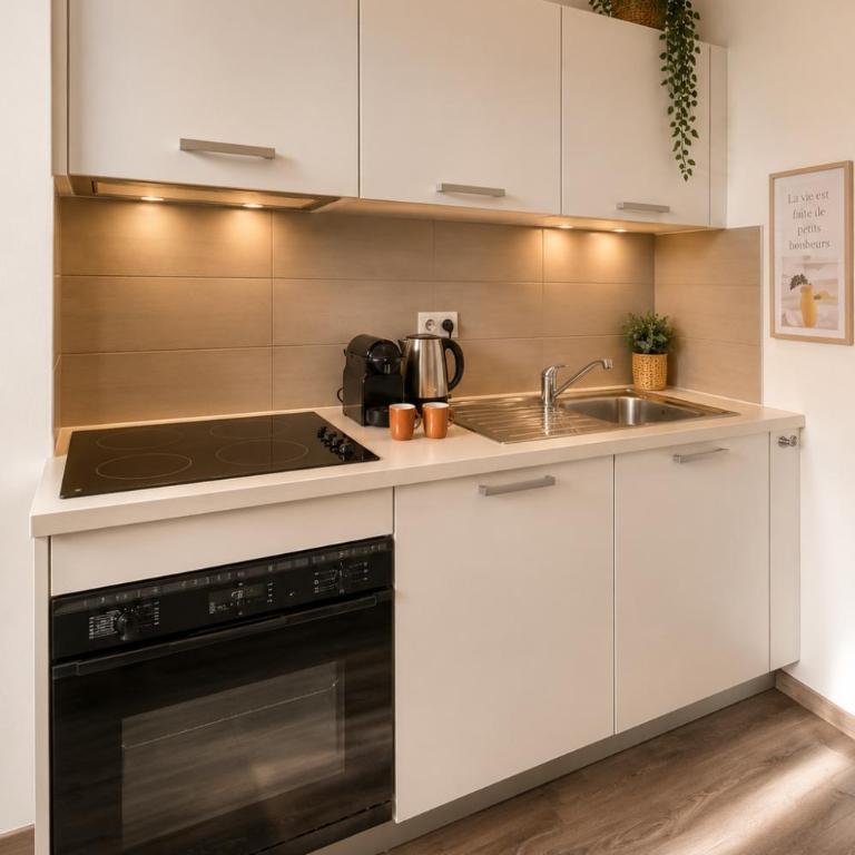FRGK Goujon 1BR Design 300m Palais & Beaches AC & Ultra-Fast Wi-Fi - Appartement 1 Chambre de Luxe - Vue sur Jardin - 5