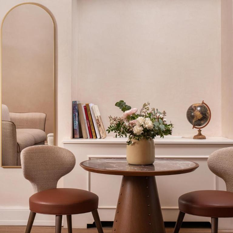 Porta Rossa Hotel Firenze, Colbert Collection - Amici Miei Junior Suite With Frescos - 1