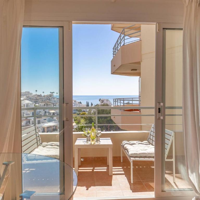 Apartamento vacacional con vistas al mar y la montaña cerca de Burriana playa en Nerja - Apartamento de 2 dormitorios - 2