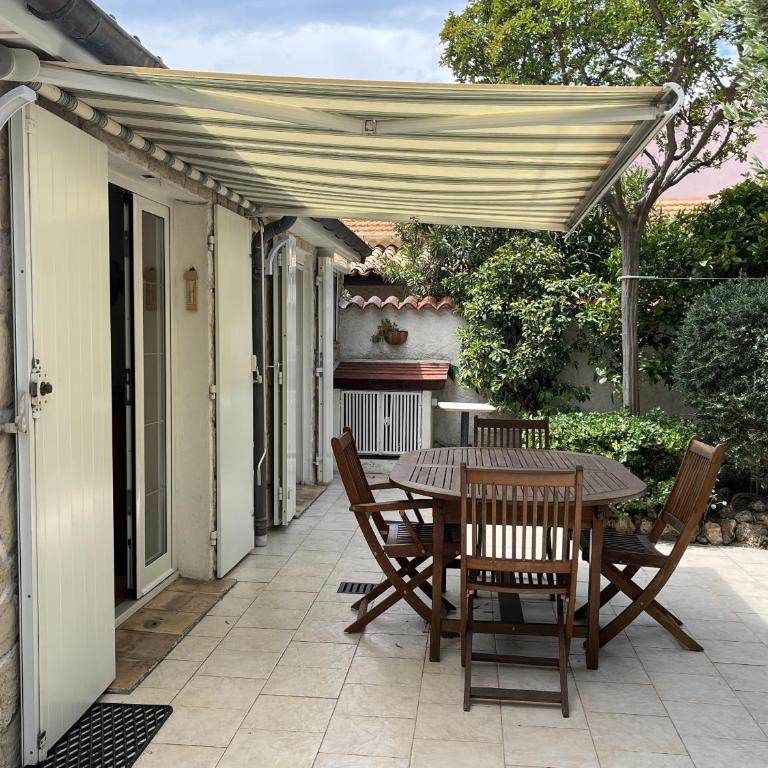 Fréjus Plage - 5mins à pied des plages - Maisonette avec jardin, 4p, au calme absolu - Casa con 1 Camera da Letto - 10