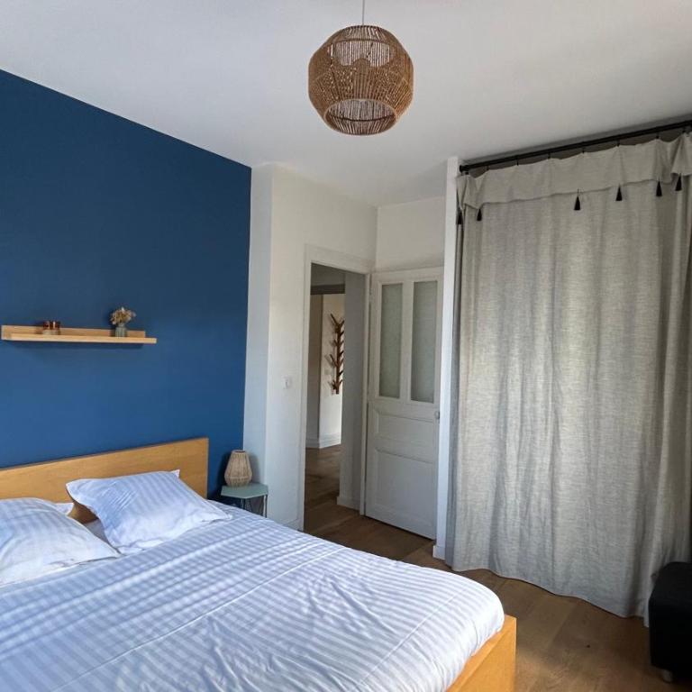 Quiet 2-bedroom apartment, parking, 5-minute walk - Two-Bedroom Apartment - 12