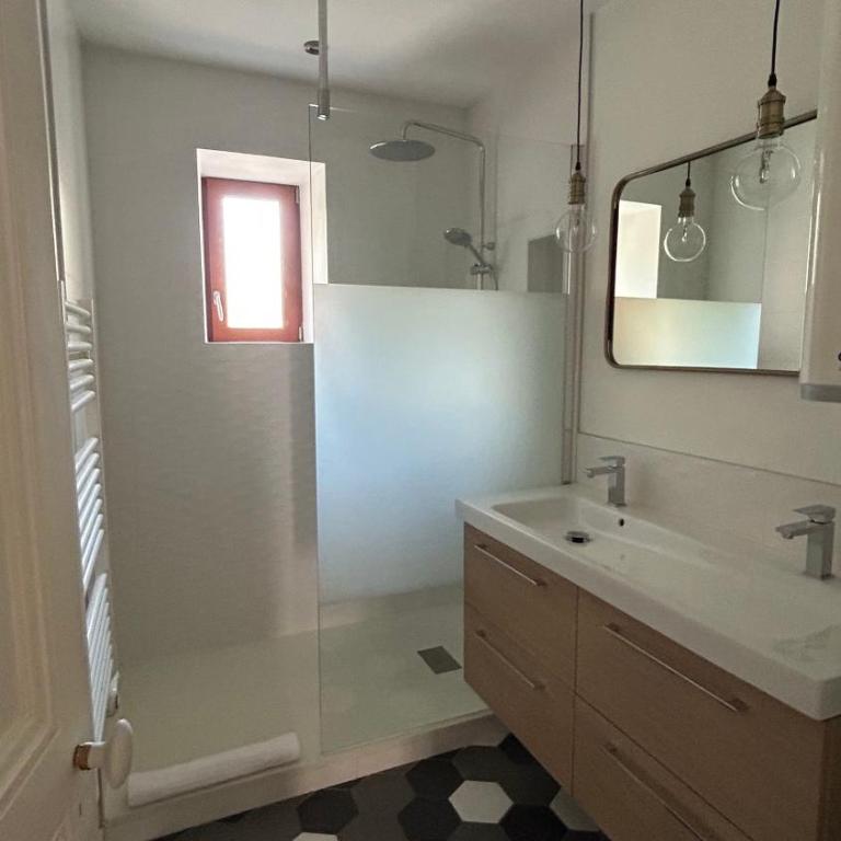 Quiet 2-bedroom apartment, parking, 5-minute walk - Two-Bedroom Apartment - 11