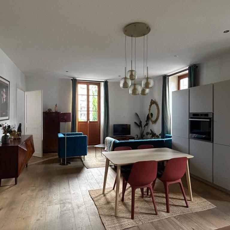 Quiet 2-bedroom apartment, parking, 5-minute walk - Two-Bedroom Apartment - 5