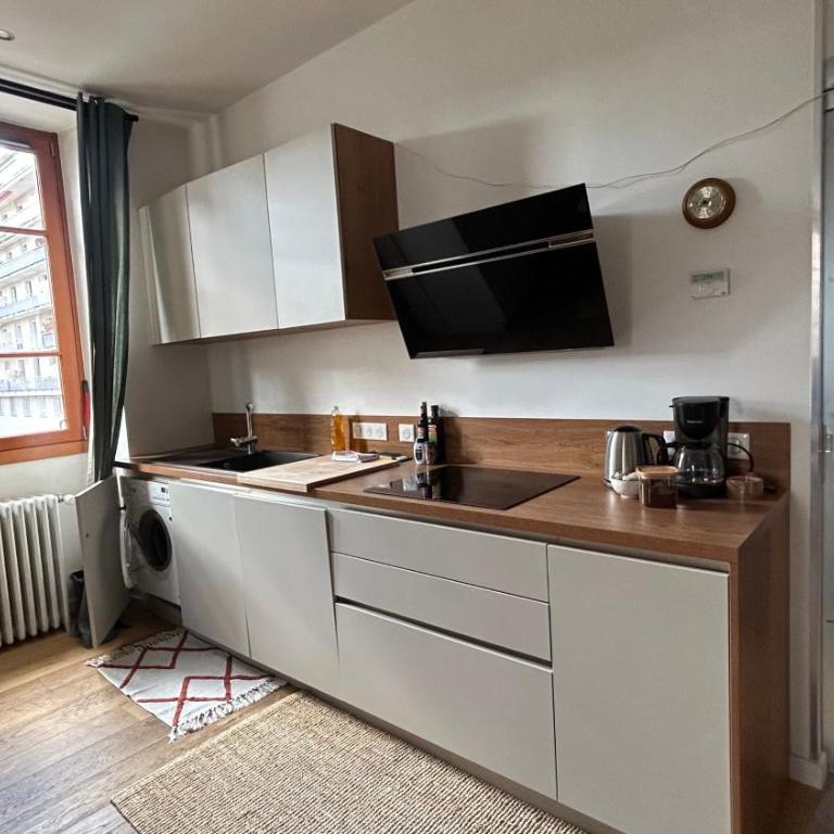 Quiet 2-bedroom apartment, parking, 5-minute walk - Two-Bedroom Apartment - 7