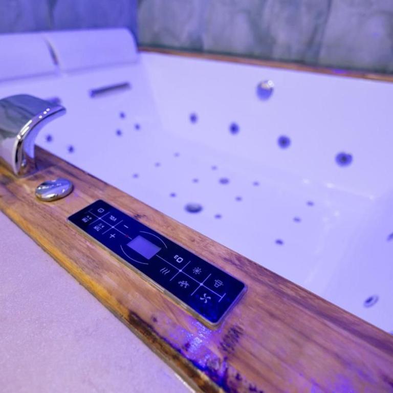 Column Luxury Suite with jacuzzi - Suite Superior King - 10
