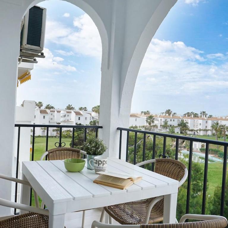 Piscina y playa en Laguna Beach Torrox - Apartamento de 1 dormitorio - 1