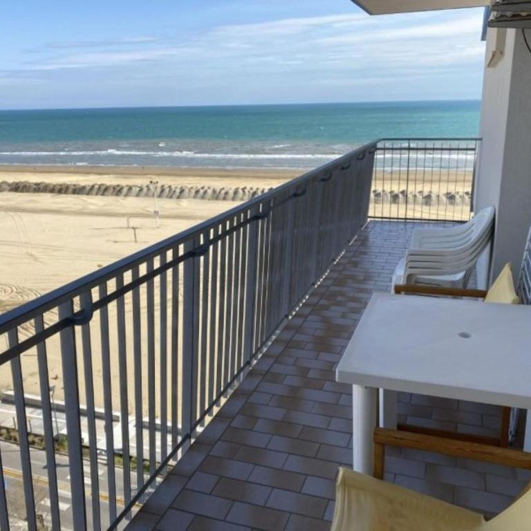 Modern beachfront stay with parking - Appartamento - 1