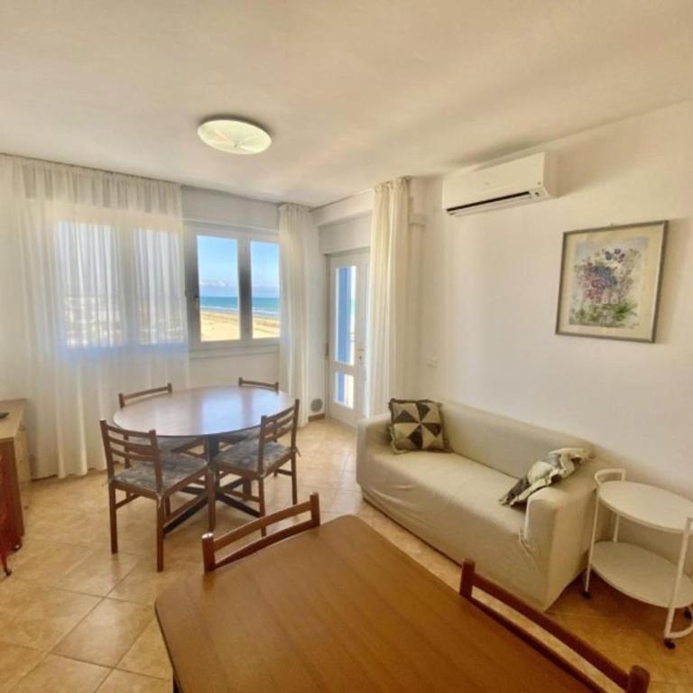Modern beachfront stay with parking - Appartamento - 2