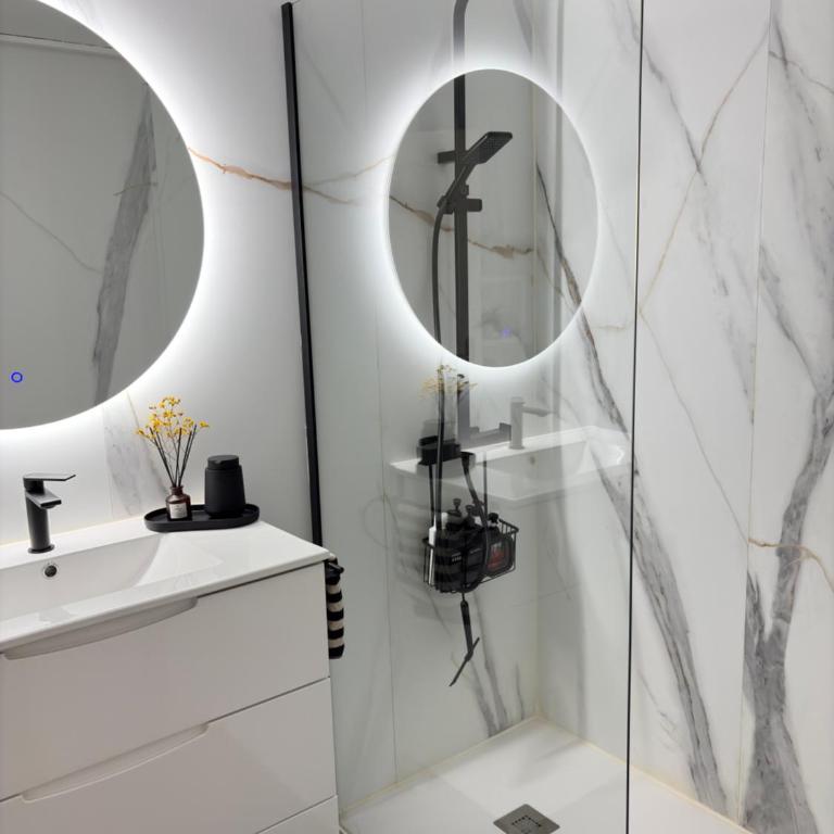 Apartamento reformado con gran terraza privada, parking y aire acondicionado en Torrequebrad - Apartamento de 2 dormitorios - 1