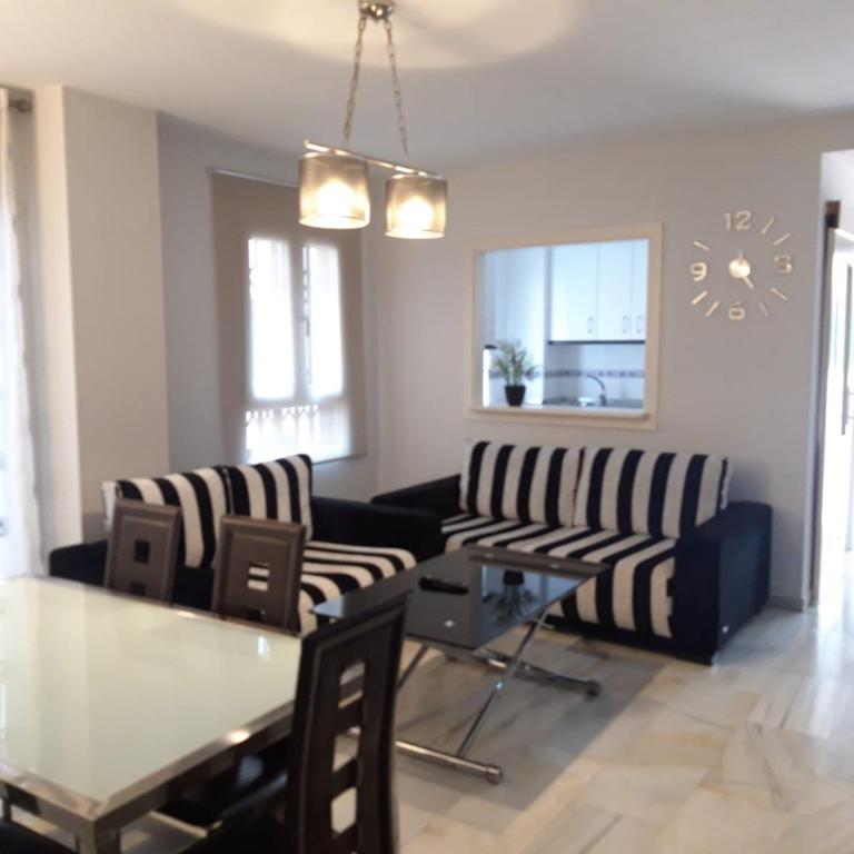 Apartamento reformado con gran terraza privada, parking y aire acondicionado en Torrequebrad - Apartamento de 2 dormitorios - 8