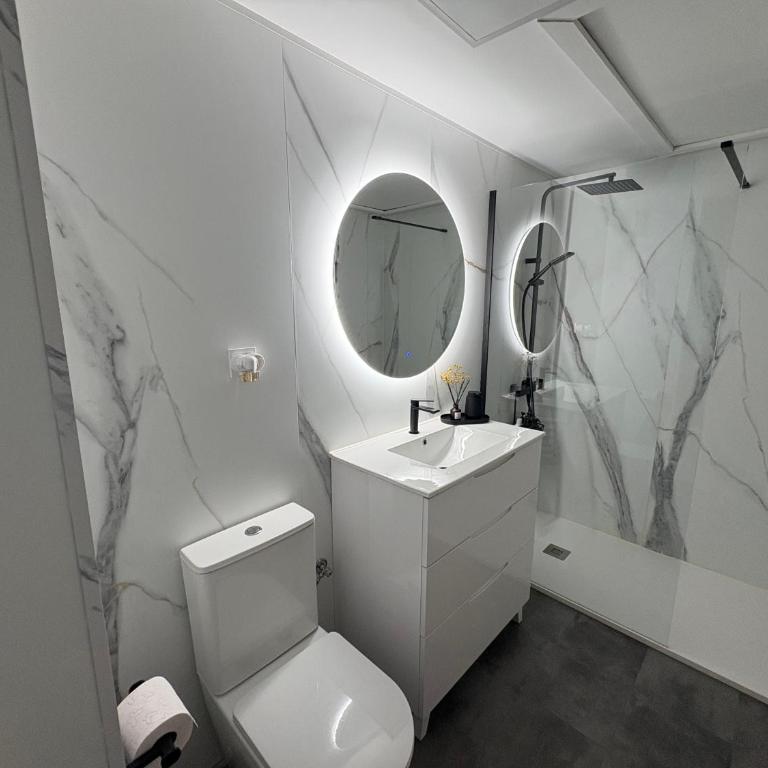 Apartamento reformado con gran terraza privada, parking y aire acondicionado en Torrequebrad - Apartamento de 2 dormitorios - 5