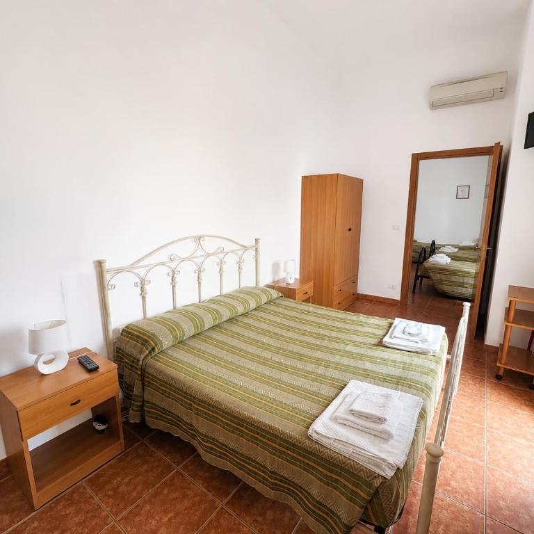 Camera Cafè Affitta camere - Camera Matrimoniale/Doppia con Letti Singoli con Bagno Privato - 2