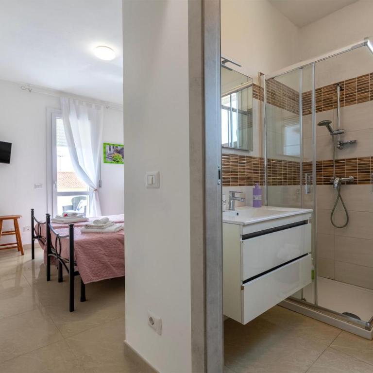 Il giardino fiorito - Casa con 2 Camere da Letto - 13