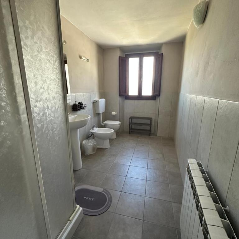 - Il Casale Toscano - 5 minutes by car from Pisa Tower - CHECK IN FROM 3 PM - Rooms only with fan - No breakfast & No fridge - Free parking - - Camera Deluxe - 2